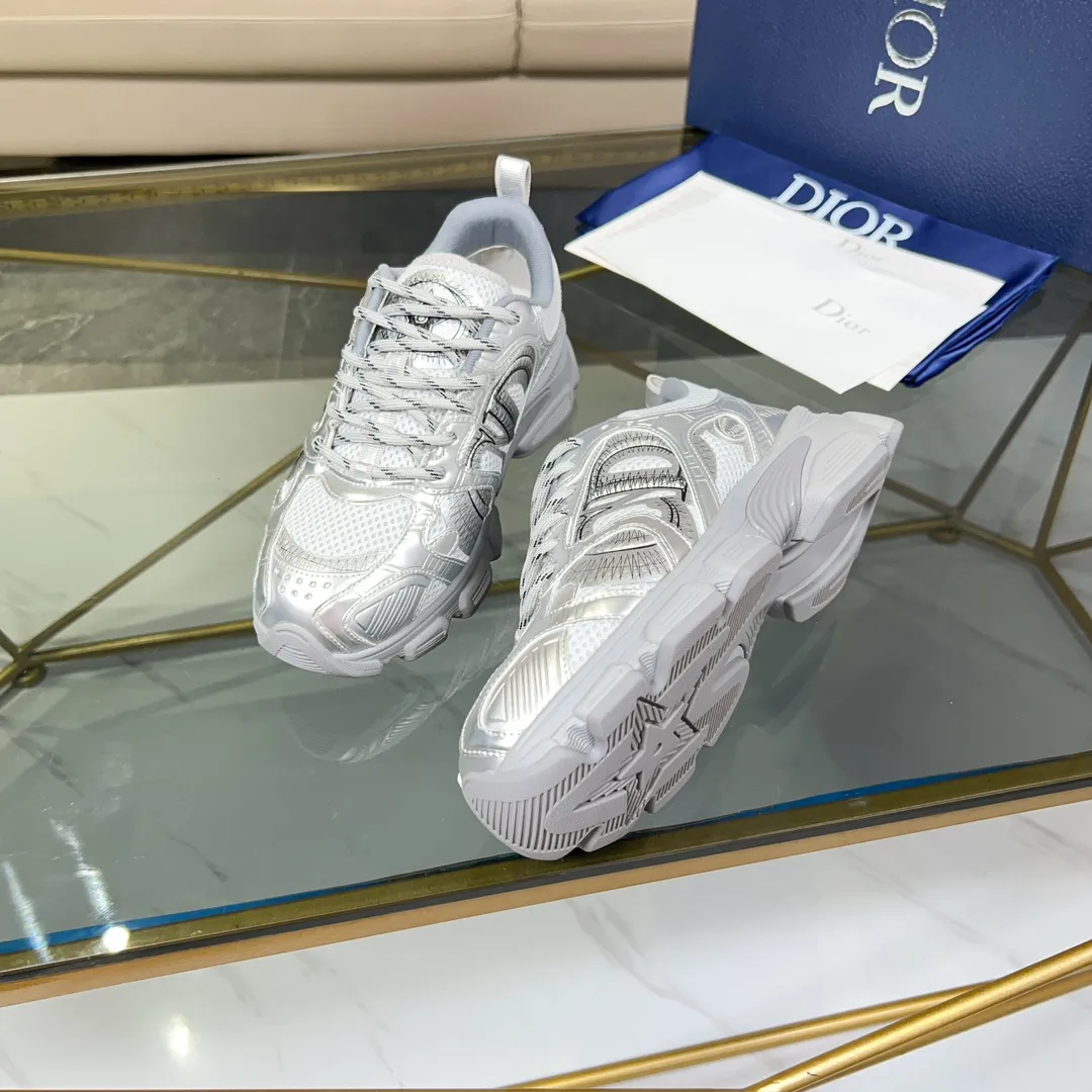 Men's Men's Shoes 💰500 [New Style] 🛠️🛠️Dior-Dior Chrono sneakers are a new product in the 2024 autumn ready-to-wear series, reinterpreting running shoes in Dior's high-end style. Crafted from beige mesh with laminated leather-effect panels in gold and silver tones, it's highlighted by CD logos on the sides, a star patch on the tongue and a Dior logo on the heel. Featuring tri-color laces, a lightweight sole and star embellishments for a casual look for any season. Size: Female size 35-41 (Female size 41 and 42 can be customized) Male size 39-44 (45/46 can be customized) Color: white, pink, gold, silver, black